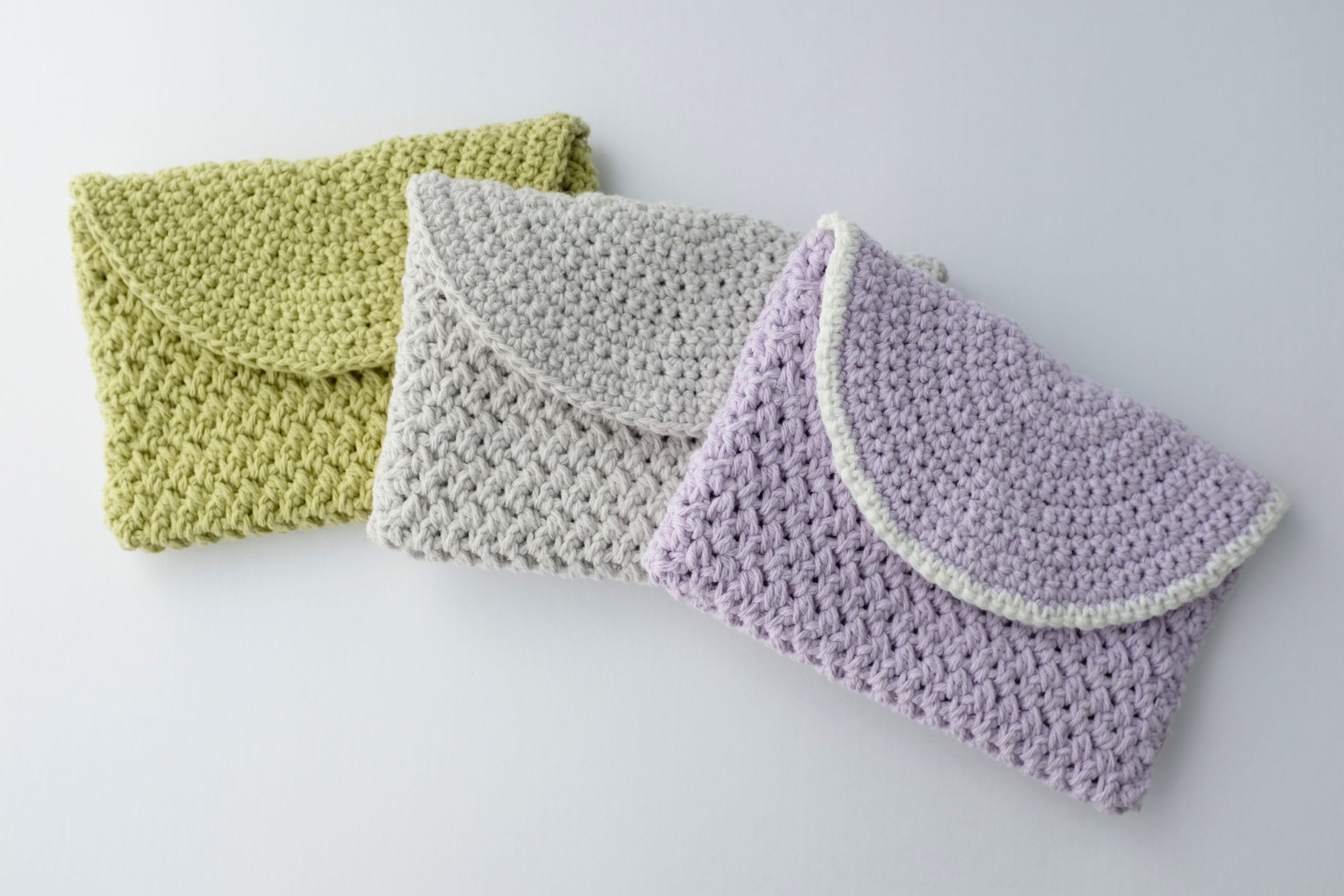 かぎ針編みで作成した障害者手帳ケースの写真