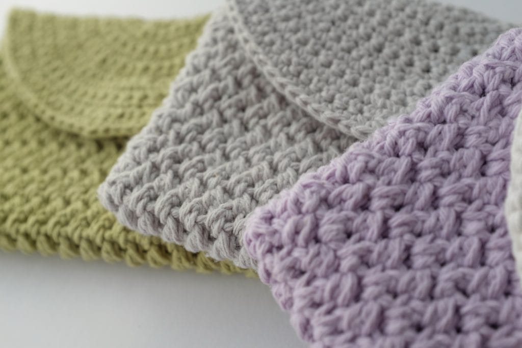 3色のかぎ針編みポーチの編み目を寄りで写した写真。編み地の凹凸や糸の質感が際立つ構図。